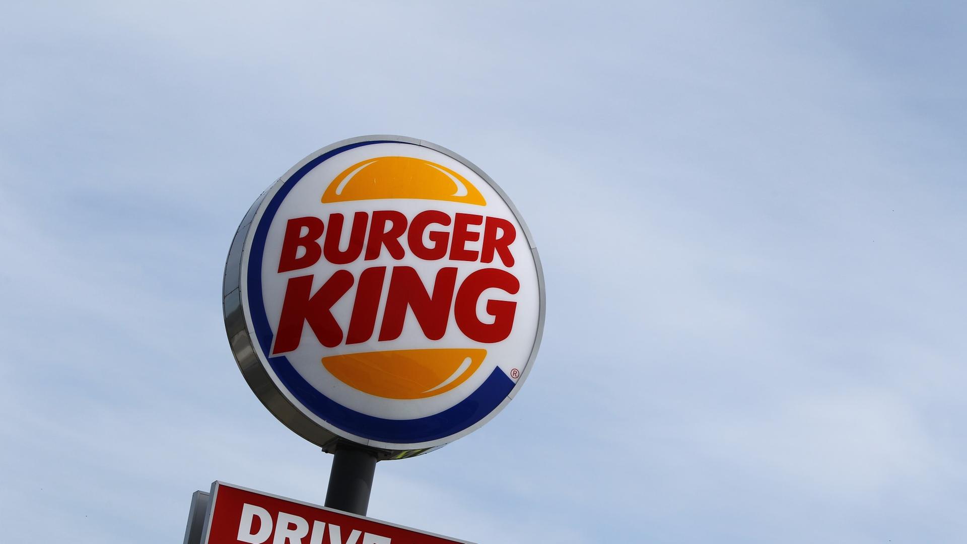 Eine Leuchtreklame steht am 05.05.2014 in Kaufbeuren (Bayern) vor einem Restaurant der Fastfoodkette Burger King. Foto: Karl-Josef Hildenbrand/dpa