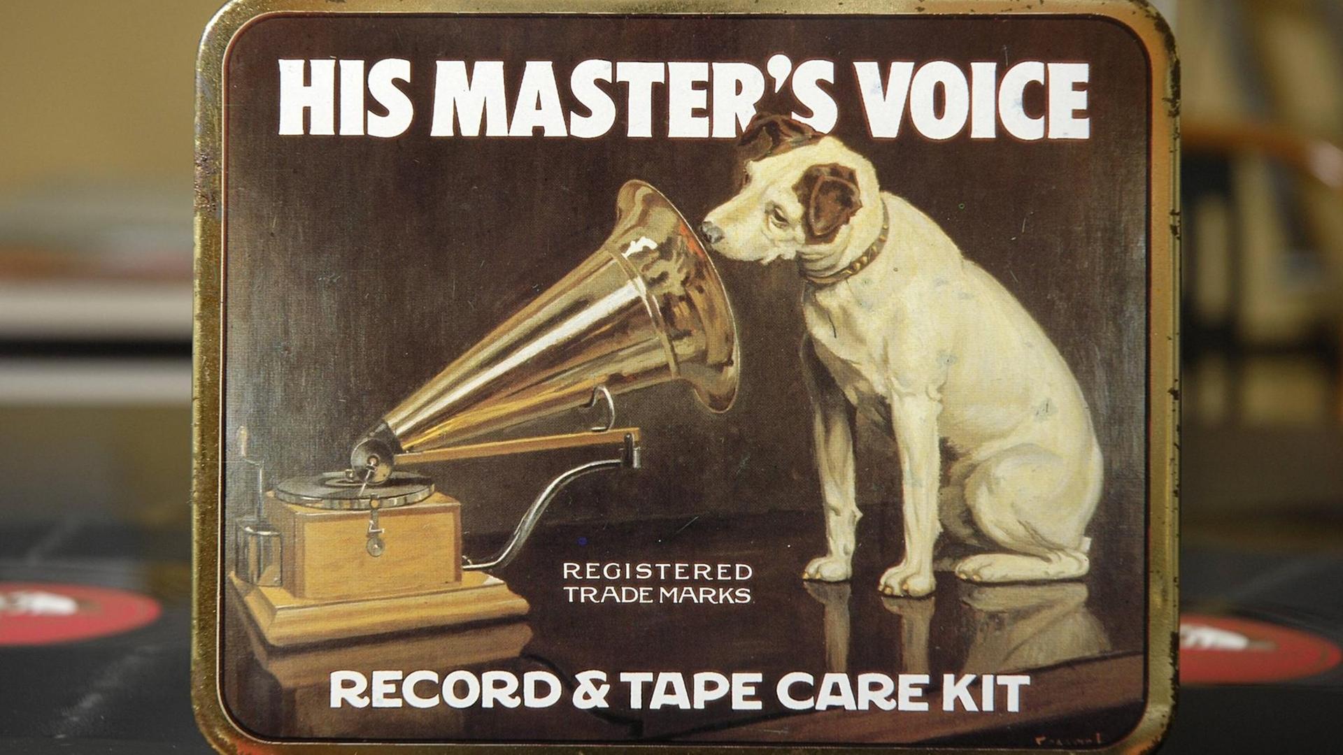 Eine kleine Metalldose, mit Pflegematerialen für Aufnahmegeräte. Auf dem Deckel ist der kleine Terrier Nipper abgebildet, der vor einem alten Grammophon sitzt und in den Schalltrichter lauscht.