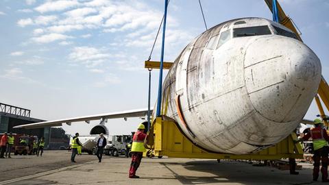 Das Wrack der "Landshut" wird in Friedrichtshafen in den Hangar gebracht.