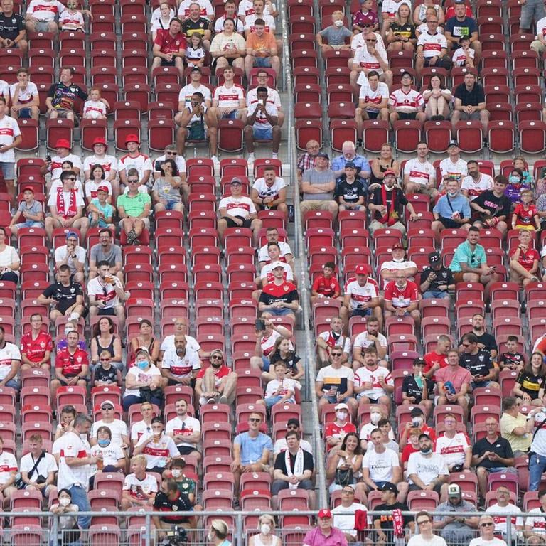 Fans beim Bundesliga-Auftakt 2021/22 in Stuttgart