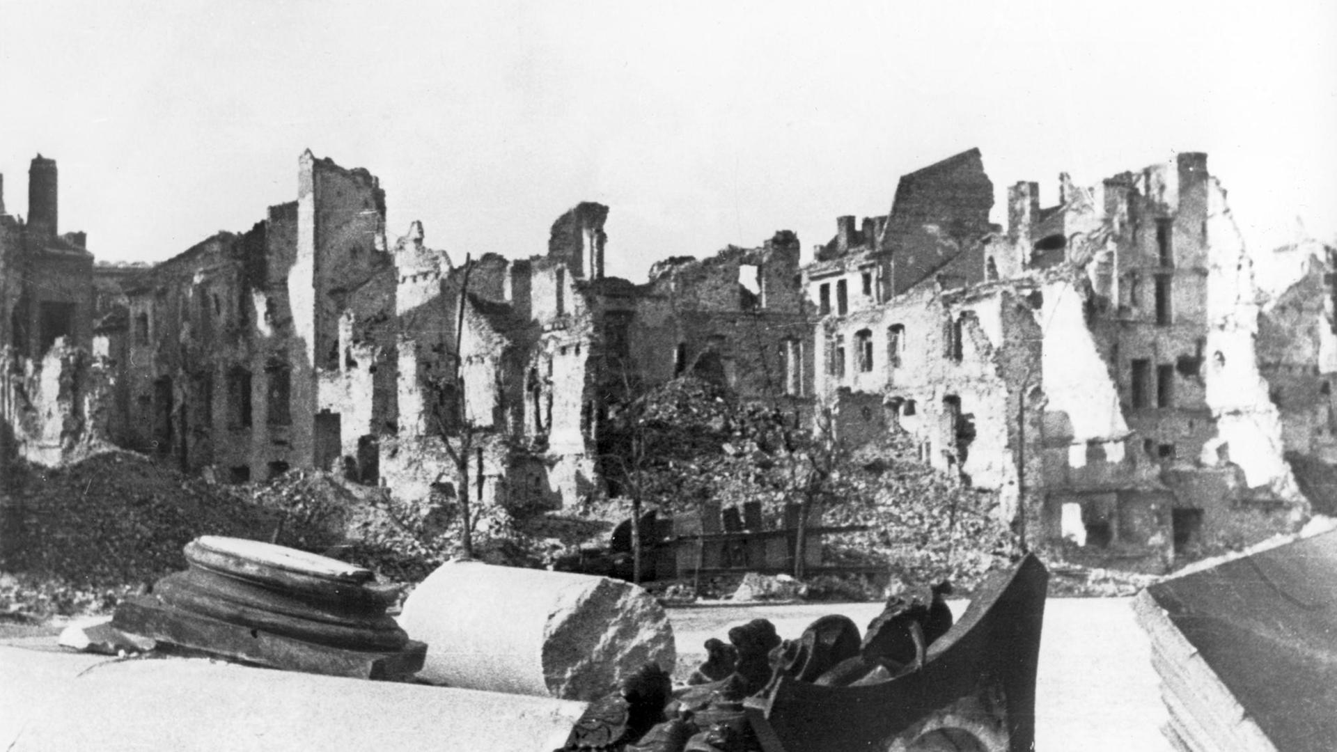 Hausruinen in der polnischen Hauptstadt Warschau im Jahre 1945. Im Vordergrund die umgestürzte Säule des Denkmals von König Sigismund III.