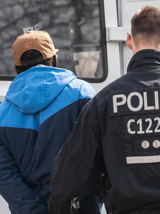 Ein Polizist hat am 10.04.2015 in Berlin am Görlitzer Park einen Mann festgenommen.