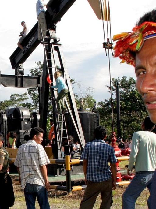 Die indigene Bevölkerung der ecuadorianischen Provinzen Sucumbios und Orellana protestieren gegen die Umweltverschmutzung durch Ölförderung.