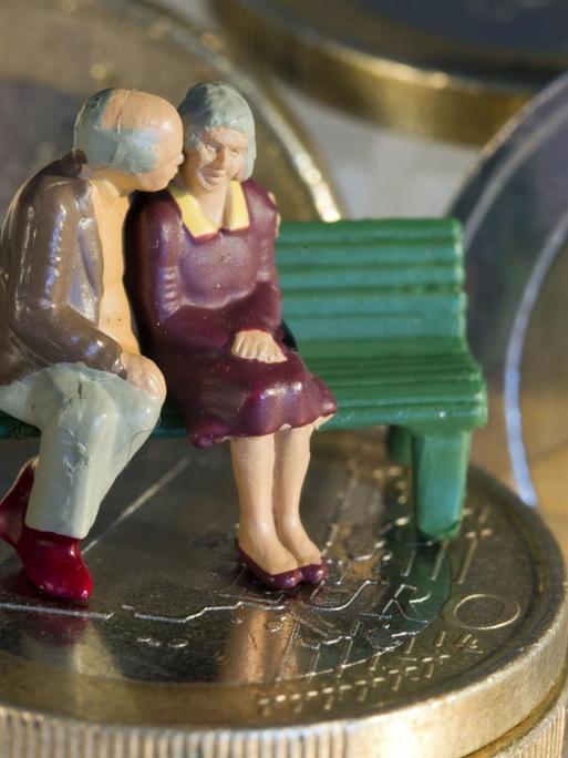 Als Miniaturfiguren sind zwei Senioren auf Euro-Münzen zu sehen
