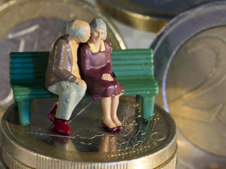 Als Miniaturfiguren sind zwei Senioren auf Euro-Münzen zu sehen