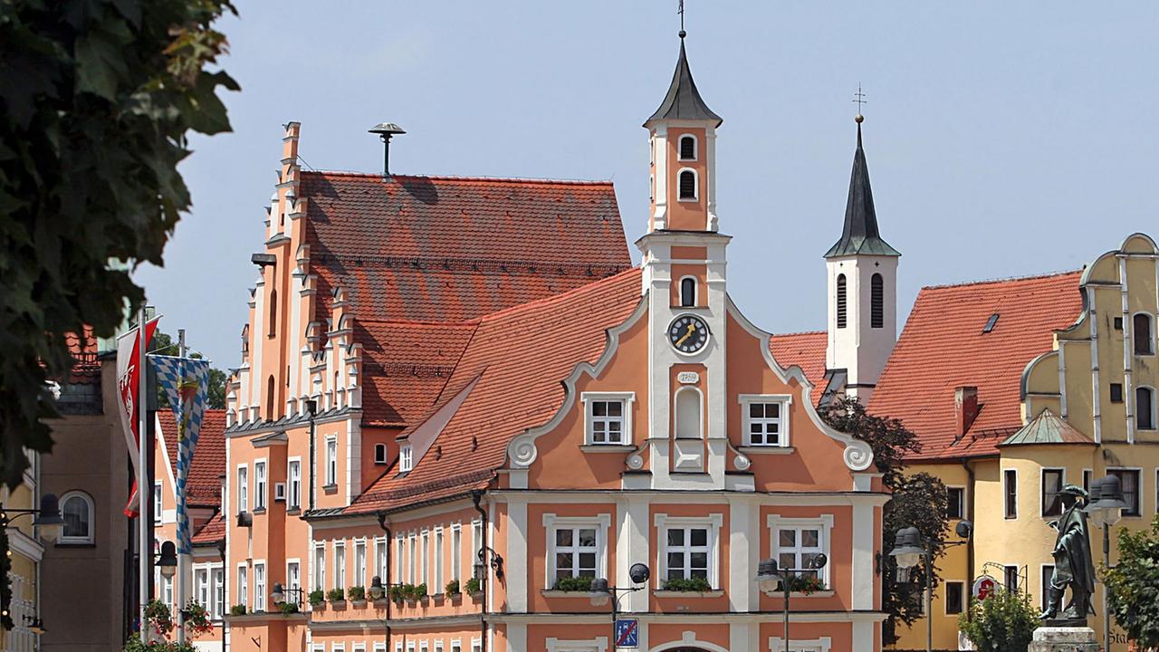 Das Rathaus einer Kleinstadt in Bayern. 