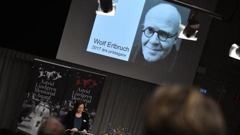 Der deutsche Illustrator Wolf Erlbruch beim Bekanntgeben des Astrid Lindgren Memorial Preis während der Pressekonferenz in der Königlichen Bibliothek in Stockholm am 4.4.2017.
