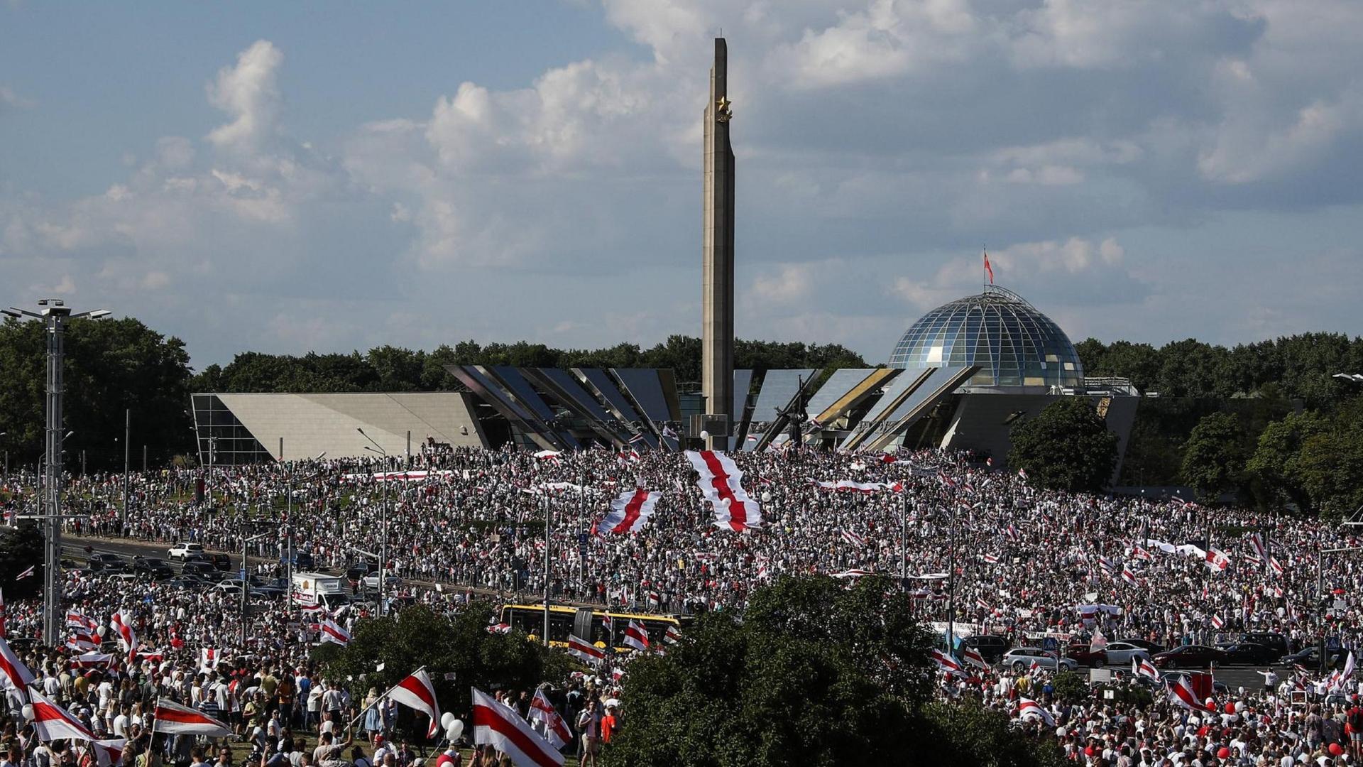 Eine Luftaufnahme zeigt unzählige Demonstranten am 16. August 2020 in Minsk, Belarus. In der belarussischen Hauptstadt und anderswo im Land gab es täglich Demonstrationen, nachdem Präsident Alexander Lukaschenko den von Kritikern als betrügerisch bezeichneten Wahlsieg vom 9. August verkündet hatte.