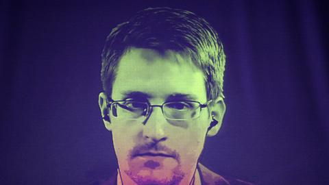 Der US-Enthüller Edward Snowden ist auf einem Bildschirm zu sehen während einer Videokonferenz mit dem Europäischen Rat in Straßburg.
