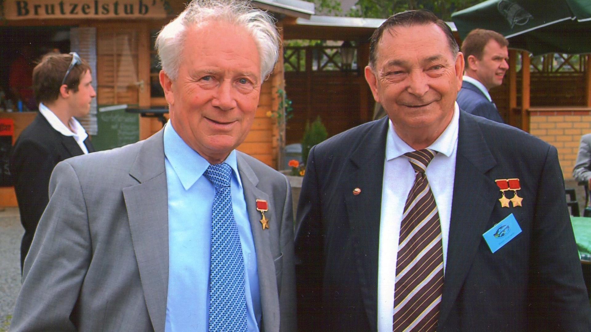 Der „Kommandant“ Waleri Bykowski (rechts) und Sigmund Jähn bei einem Treffen im Jahr 2011