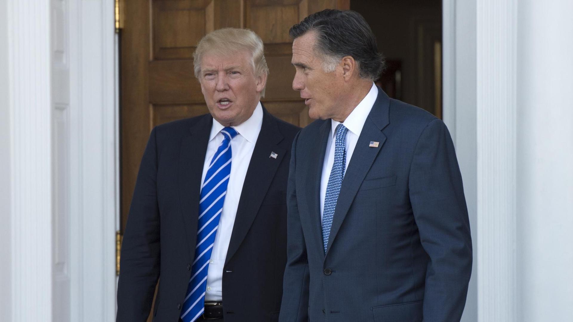 Mitt Romney (rechts) und Amerikas künftiger Präsident Donald Trump verlassen das Clubhaus des Trump National Golf Club nach einem Treffen
