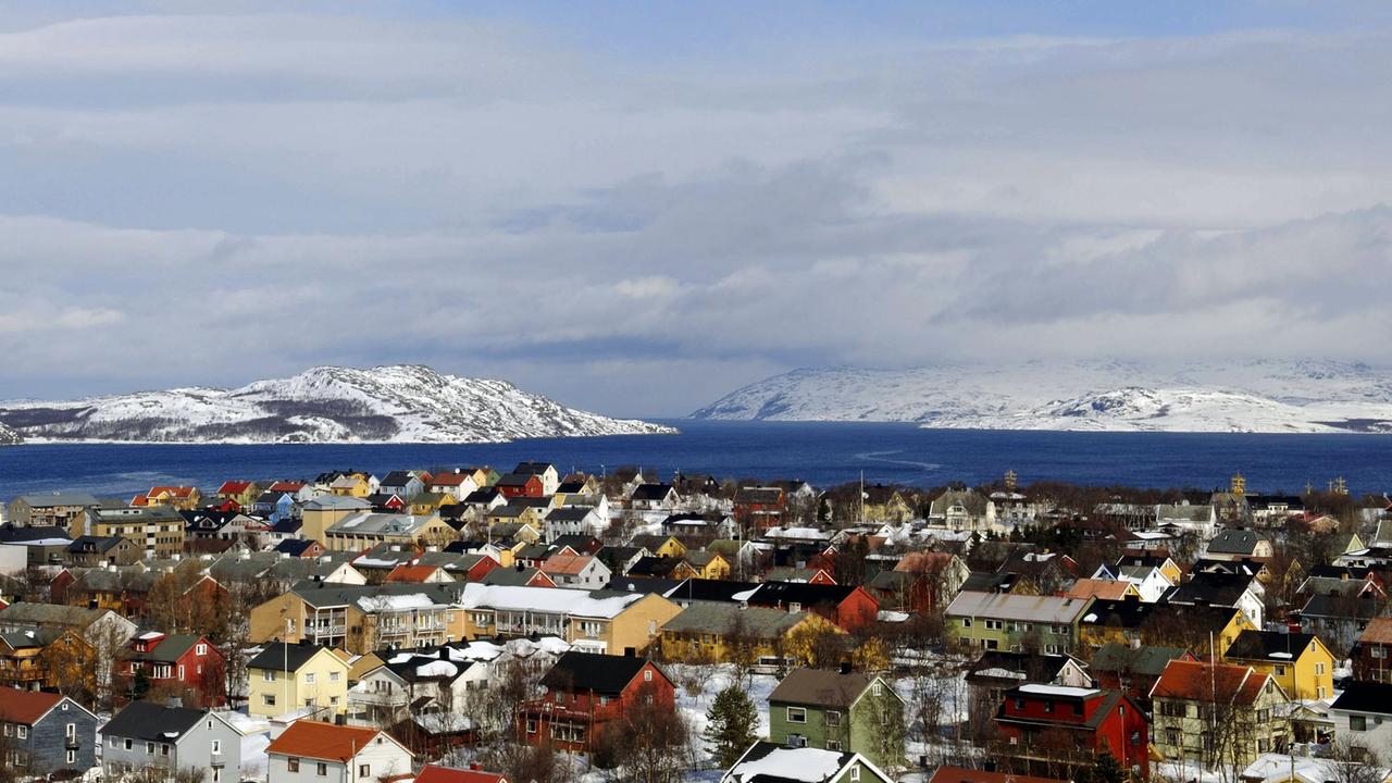 Blick auf die nordnorwegische Stadt Kirkenes, im Hintergrund das Meer und die Berge.
