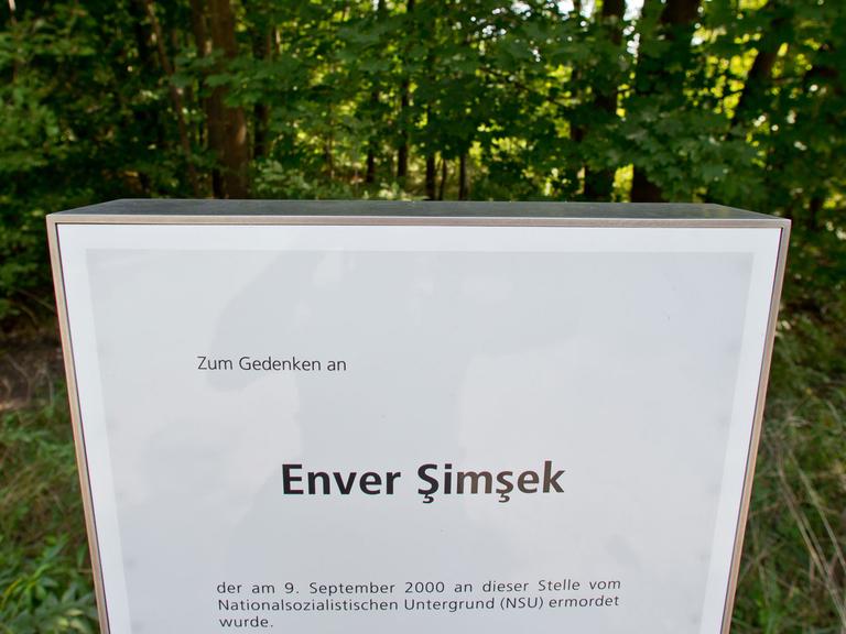 Eine Gedenktafel an den vom NSU ermordeten Enver Simsek am Tatort in Nürnberg (Bayern).