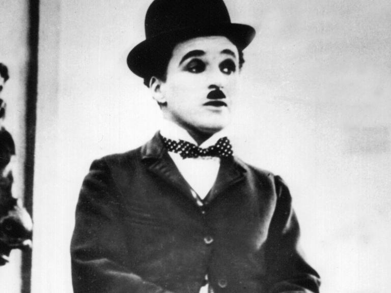 Aufnahme des englischen Schauspielers, Regisseurs, Drehbuchautors und Produzenten Charlie Chaplin als "Tramp". 