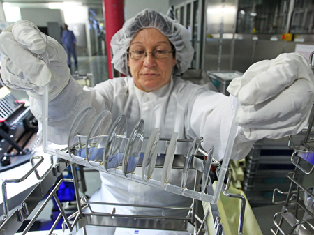 NUR FÜR FIRMENPORTRÄT: Die Beschichtung bei Carl Zeiss im Reinraum NUR FÜR FIRMENPORTRÄT: Die Beschichtung bei Carl Zeiss im Reinraum