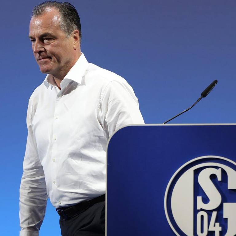 Schalkes Aufsichtsratsvorsitzender Clemens Tönnies verlässt das Rednerpult bei der Mitgliederversammlung des Vereins.