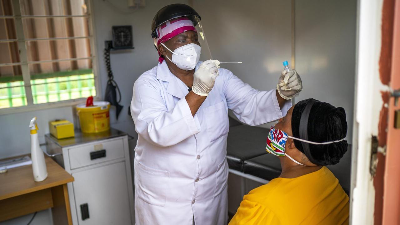 Südafrika: Eine Krankenschwester gibt einem Patienten einen COVID-19 Test in der Ndlovu Klinik, 200 km nordöstlich von Johannesburg. Das Ndlovu-Zentrum führt eine Studie mit dem Johnson & Johnson COVID-19-Impfstoff durch, an der 602 Personen aus der Gemeinde teilnehmen. Foto: Jerome Delay/AP/dpa +++ dpa-Bildfunk +++