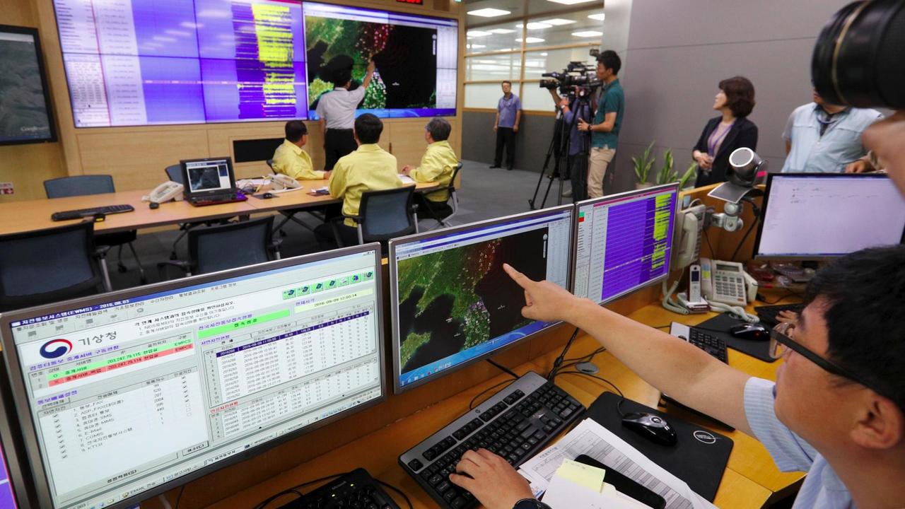 Ein südkoreanischer Behördenmitarbeiter zeigt auf eine Karte auf einem Computerbildschirm, auf der das Epizentrum des durch den nordkoreanischen Atomtest ausgelösten Erdbebens zu sehen ist.
