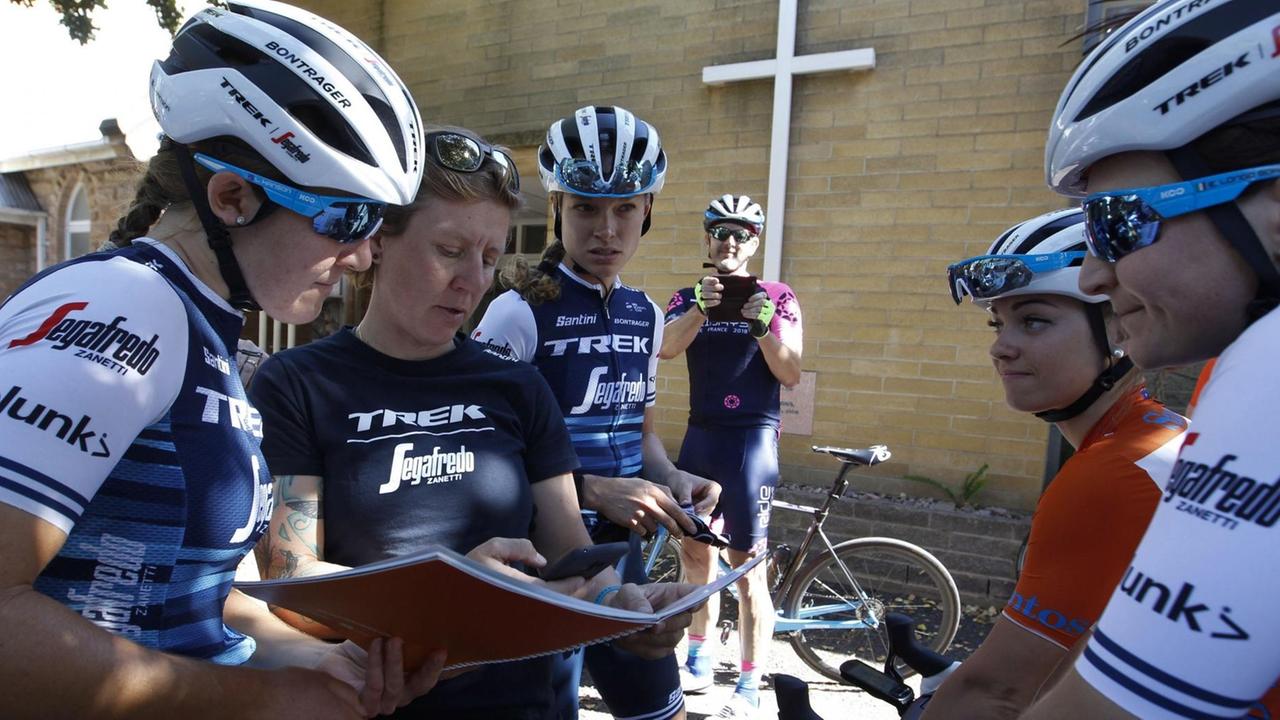 Ina-Yoko Teutenberg, Sportliche Leiterin des Team Trek Segafredo Women bespricht sich mit den Fahrerinnen des Teams