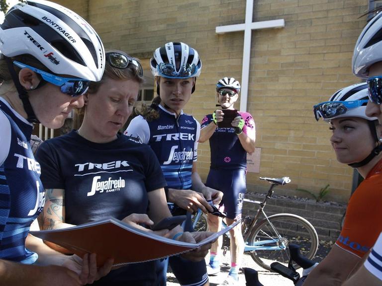 Ina-Yoko Teutenberg, Sportliche Leiterin des Team Trek Segafredo Women bespricht sich mit den Fahrerinnen des Teams