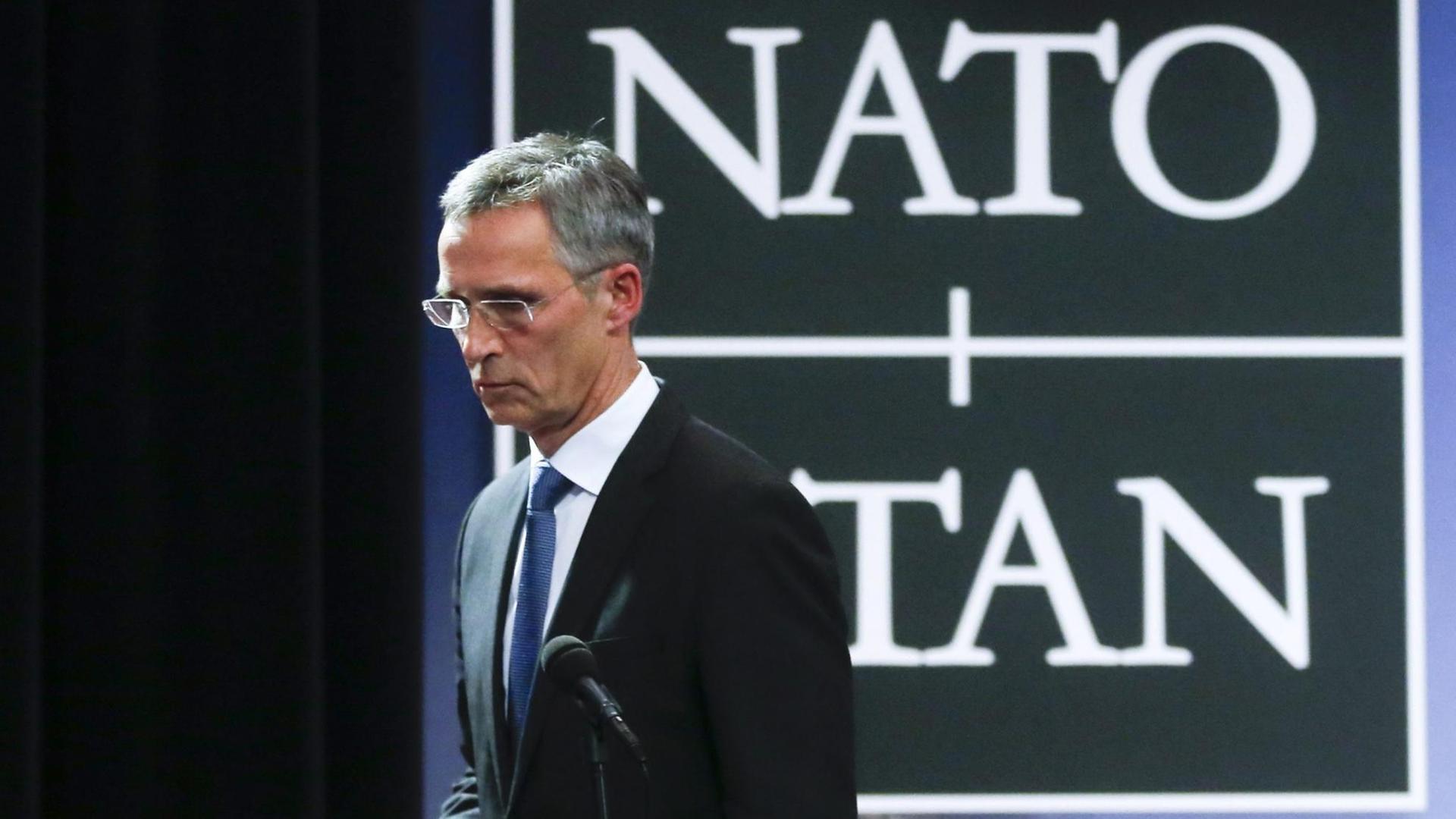 Nato-Generalsekretär Jens Stoltenberg steht vor dem Schriftzug "Nato/Otan"