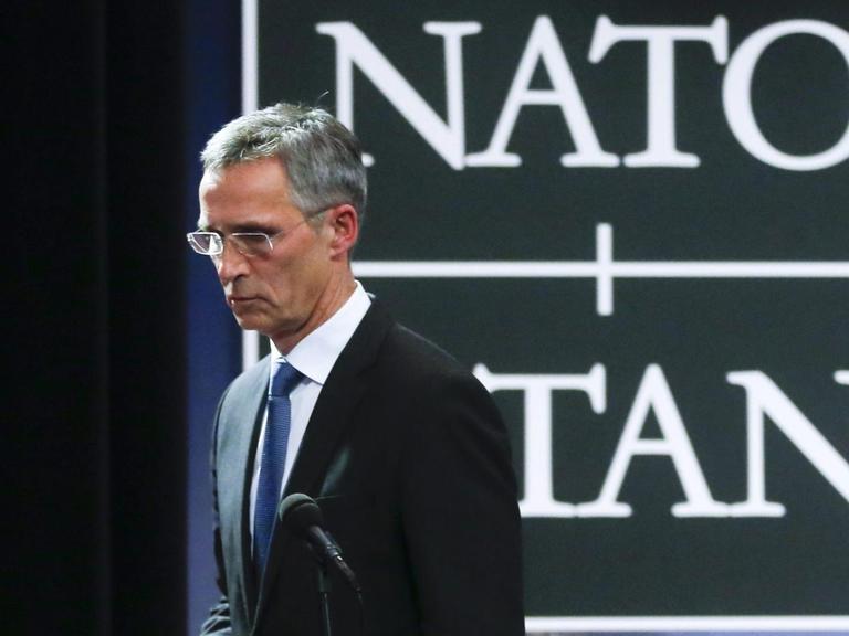 Nato-Generalsekretär Jens Stoltenberg steht vor dem Schriftzug "Nato/Otan"