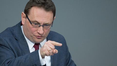 Ulrich Lange, verkehrspolitischer Sprecher Unions-Bundestagsfraktion, spricht am 27.03.2015 während einer Bundestagssitzung im Reichstag in Berlin.