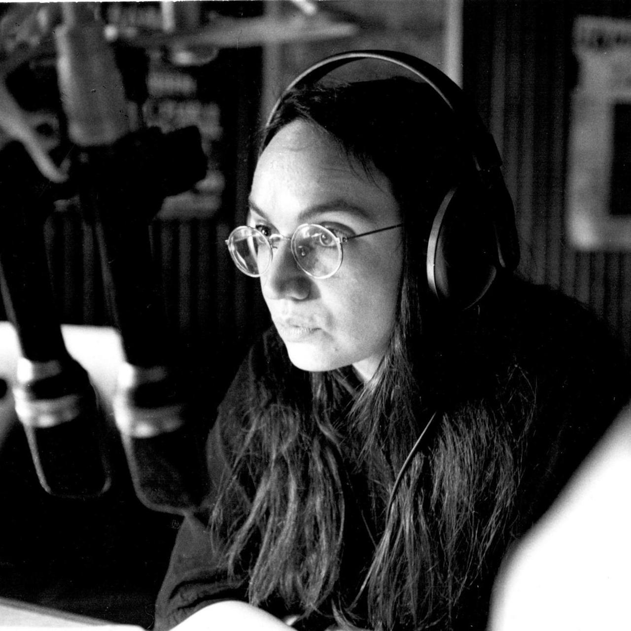 Marion Brasch am Mikrofon beim DDR-Jugendsender DT64