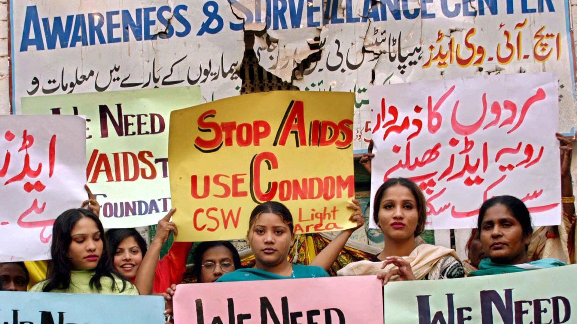 Pakistanische Prostituierte demonstrieren zum Welt-Aids-Tag 2003