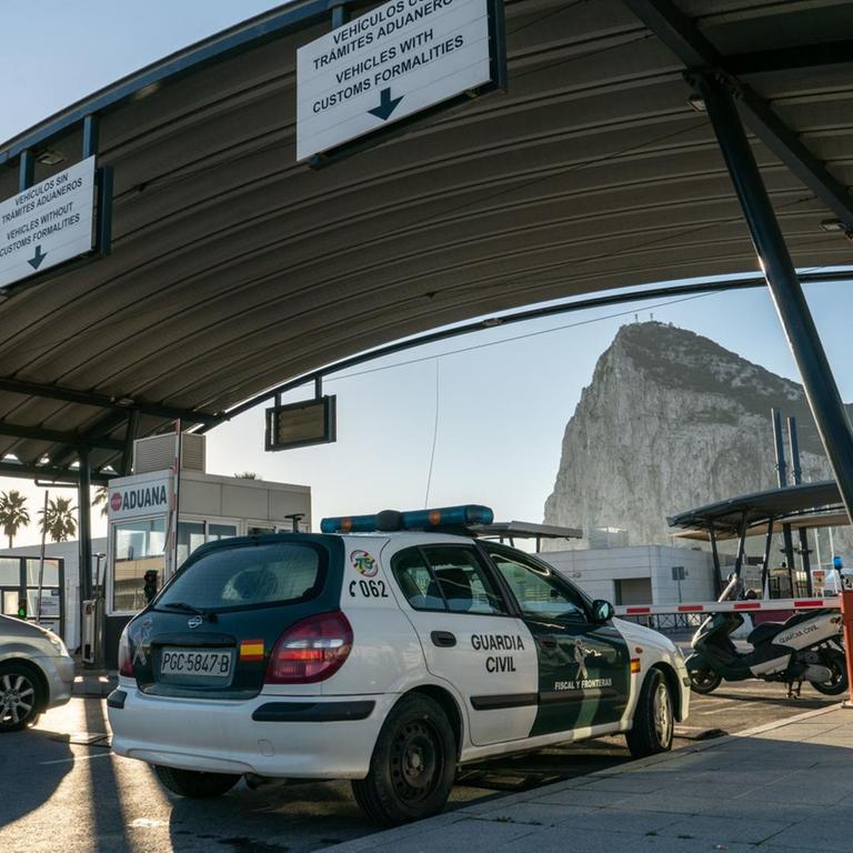 Spanien, La Linea De La Conception: Eine Zollstation steht mit Blick auf den Felsen von Gibraltar auf der spanischen Seite des Grenzübergangs.