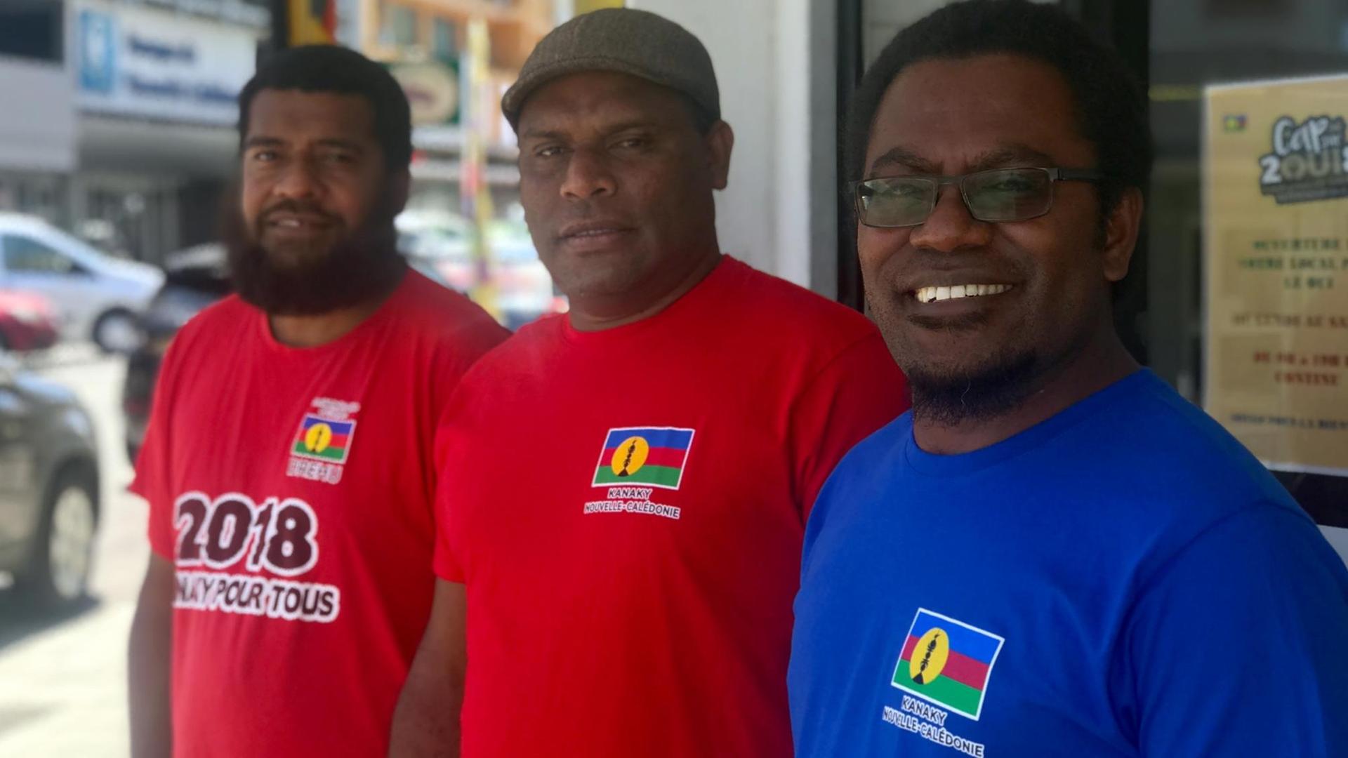 Anhänger der Partei FLNKS (Front de libération nationale kanak et socialiste), die für die Unabhängigkeit Neukaledonien von Frankreich eintritt, stehen zusammen.