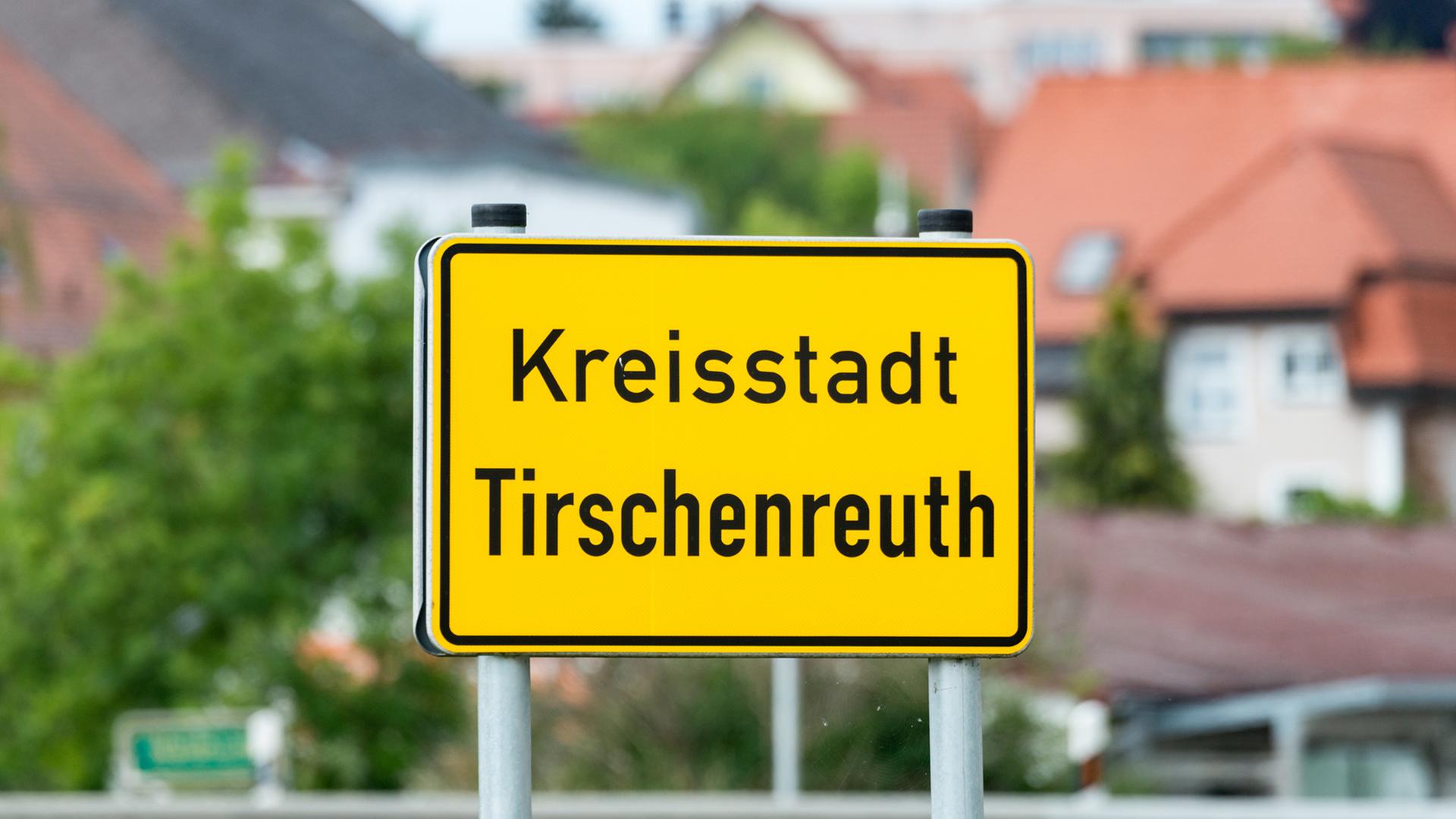 Das Ortsschild von Tirschenreuth (Bayern), aufgenommen am 25.06.2015..Fotograf:Armin Weigel