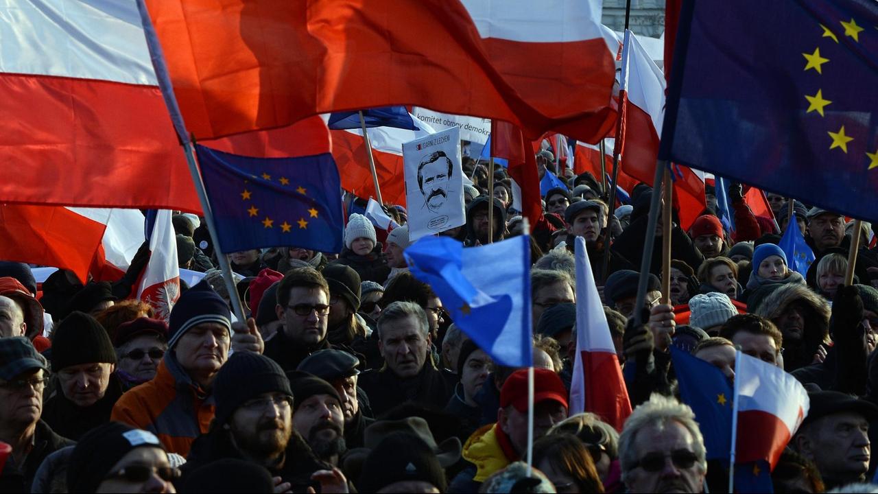 Demonstranten protestieren in Warschau gegen die Regierung. 