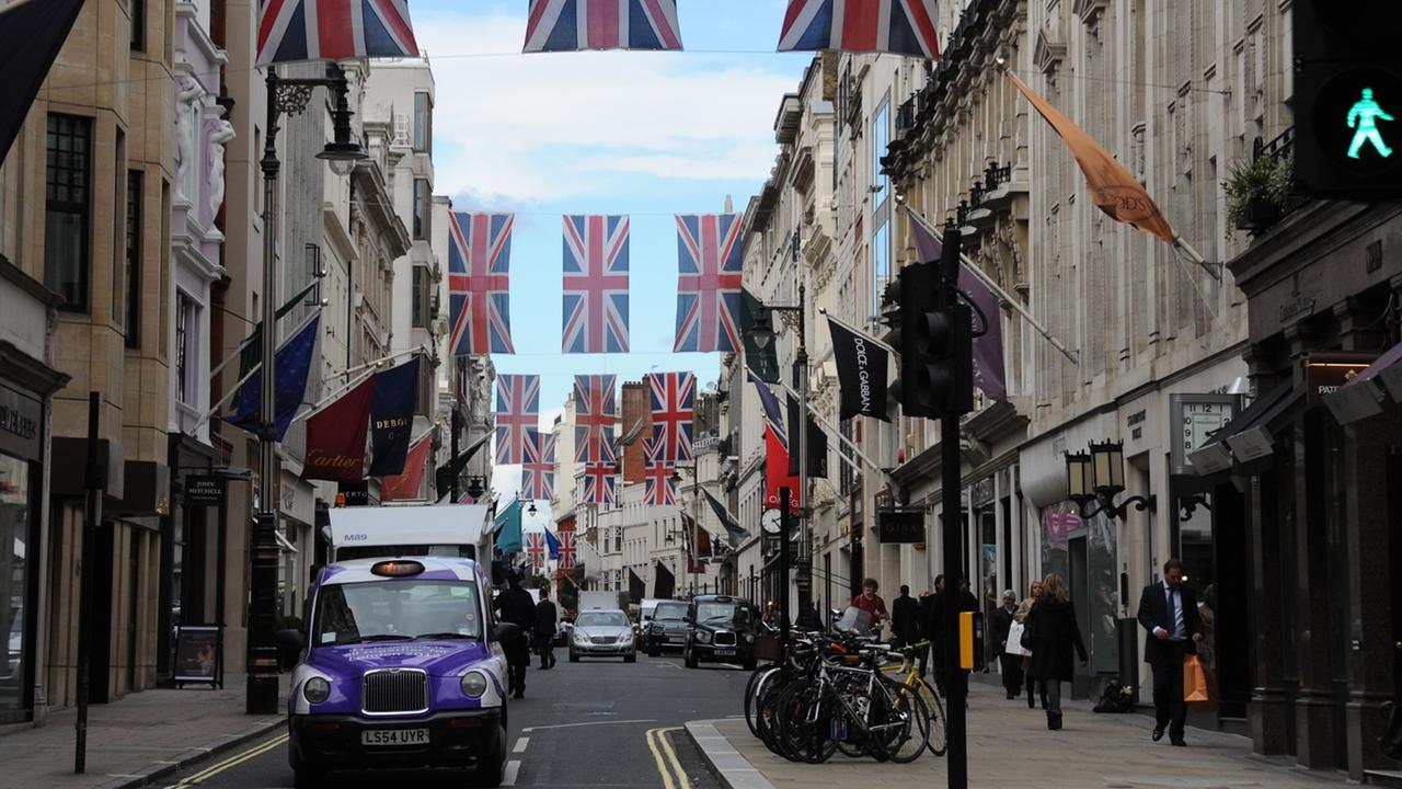 Straße in London, geschmückt mit britischen Fahnen 