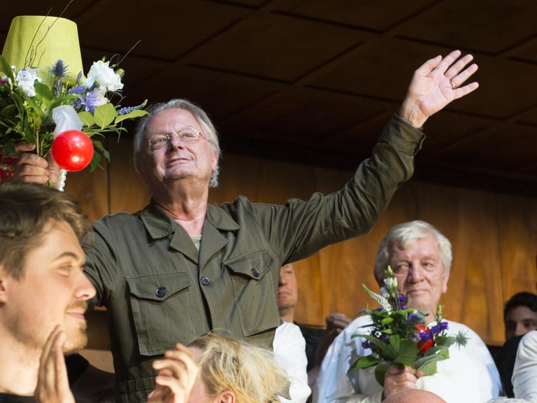 Intendant Frank Castorf (M) verabschiedet sich am 01.07.2017 in Berlin nach seiner letzten Vorstellung von "Baumeister Solness" (Ibsen) mit den Schauspielern auf der Bühne der Volksbühne.