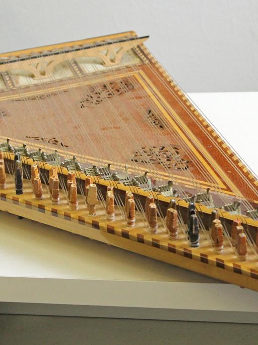Das Kanun ist ein orientalisches Instrument: Es besteht aus einem trapezförmigen Brett, über das 63 bis 84 Saiten gespannt sind.