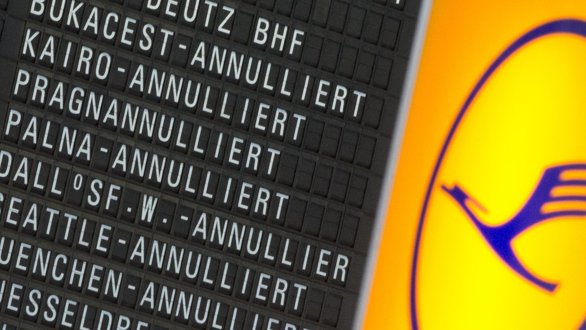 Annulliert sind zahlreiche Flüge der Lufthansa am 04.04.2014 auf einer Anzeigentafel im Flughafen von Frankfurt am Main (Hessen).