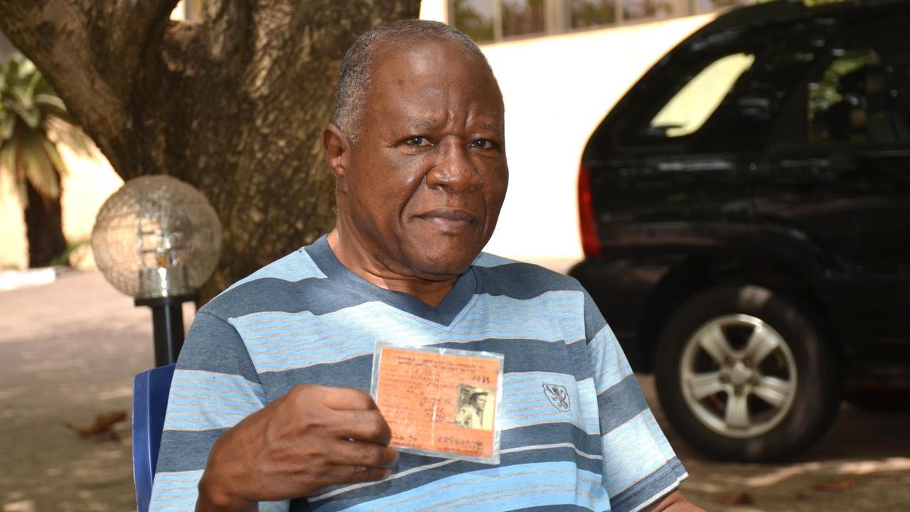 Ebenzer Ikechukwu Ikokwu kämpfte als Offizier der Biafra-Armee von 1967 bis 1970. Nach dem Krieg erhielt er seinen Job im Staatsdienst zurück. Der 75-Jährige sitzt vor einem Baum und hält seinen Freifahrtsschein in die Höhe, die ihn von allen Anklagen freispricht.