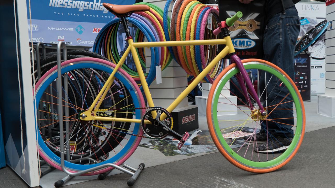 Ein buntes Fahrrad wird auf der Berliner Fahrradschau präsentiert.