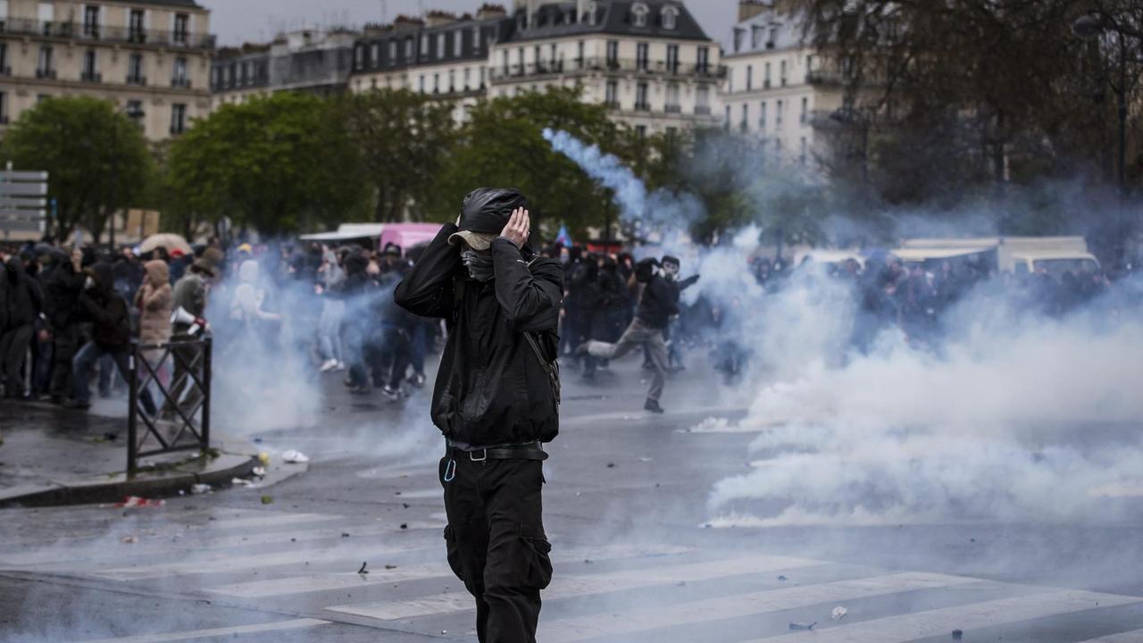 In Paris kommt es am 9. April 2016 zu Krawallen bei Protesten gegen geplante Arbeitsmarktreformen.