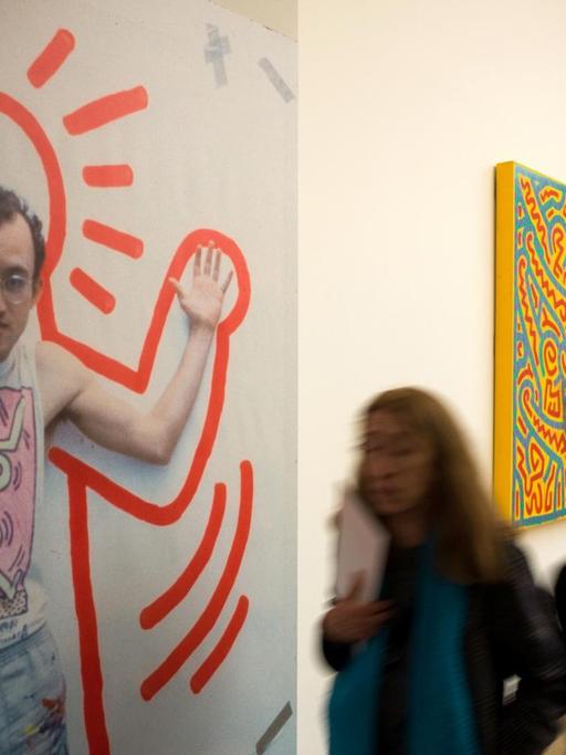 Besucherinnen schauen sich die Ausstellung "Keith Haring - Gegen den Strich" in München (Bayern) an.