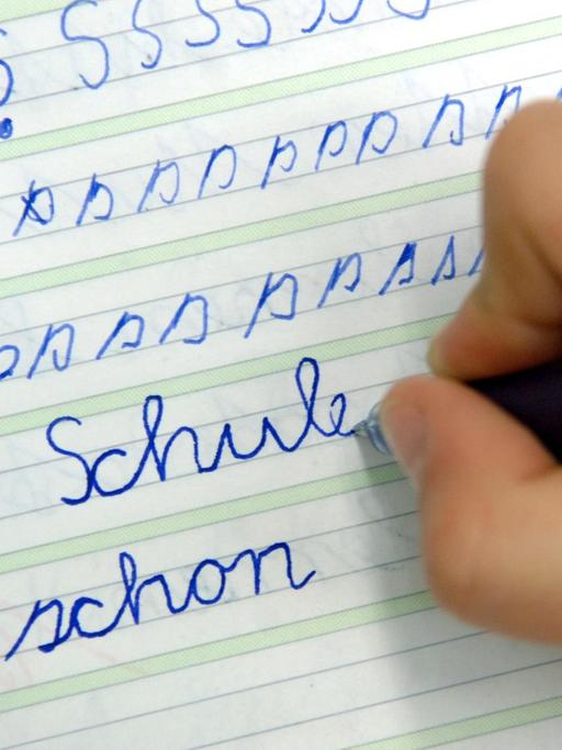In der Dorfschule in Görzig nahe Beeskow schreibt ein Mädchen im Unterricht das Wort "Schule" in ihr Heft (13.04.2005 ).