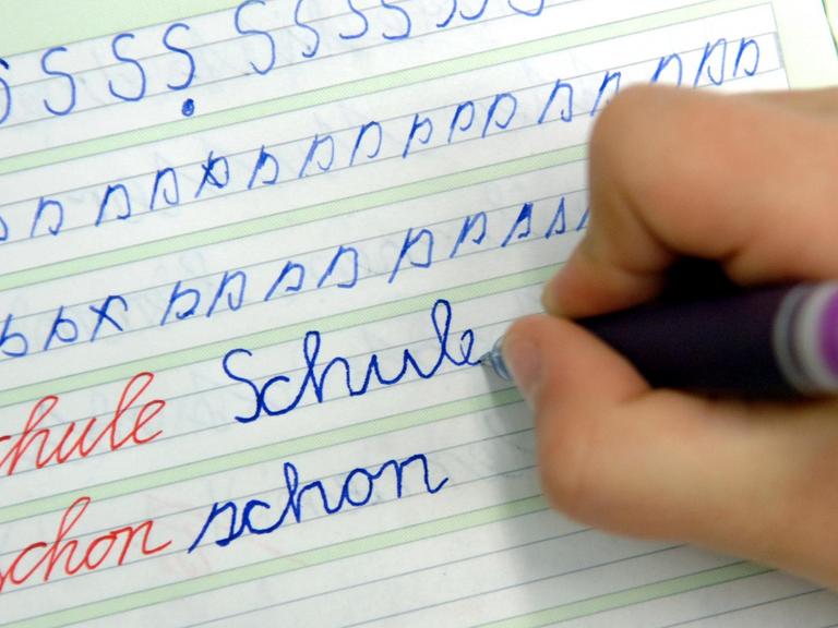 In der Dorfschule in Görzig nahe Beeskow schreibt ein Mädchen im Unterricht das Wort "Schule" in ihr Heft (13.04.2005 ).