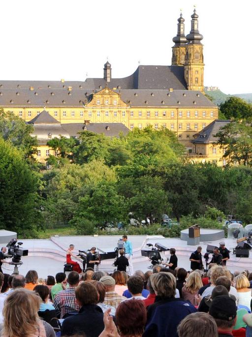 Das Foto zeigt das Liedermacher-Festival "Songs an einem Sommerabend" in Bad Staffelstein vor der Kulisse des Kloster Banz.