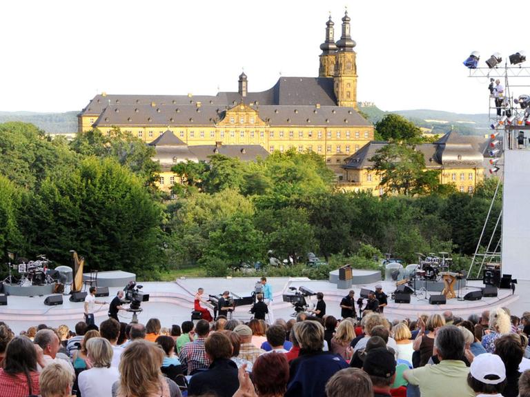 Das Foto zeigt das Liedermacher-Festival "Songs an einem Sommerabend" in Bad Staffelstein vor der Kulisse des Kloster Banz.