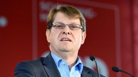Der schleswig-holsteinische SPD-Parteichef Ralf Stegner spricht im April 2016 beim Landesparteitag der SPD.