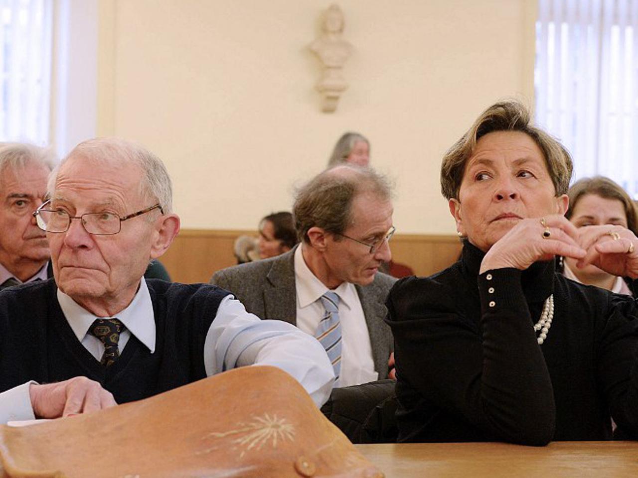 Die Eltern von Vincent Lambert sitzen in einem Gerichtssaal und schauen nach links, in Richtung des Richter.