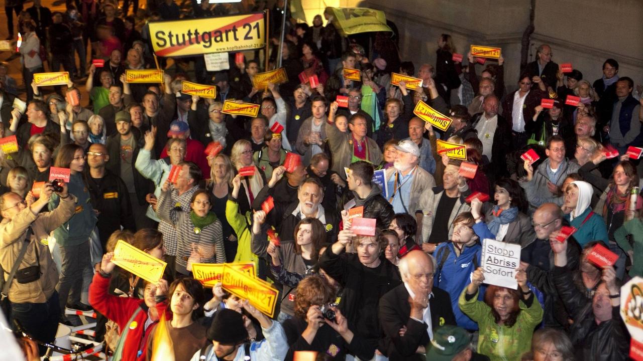 Demonstration an der Staatsgalerie von Gegnern des Bauprojekts Stuttgart 21 im Jahr 2010.
