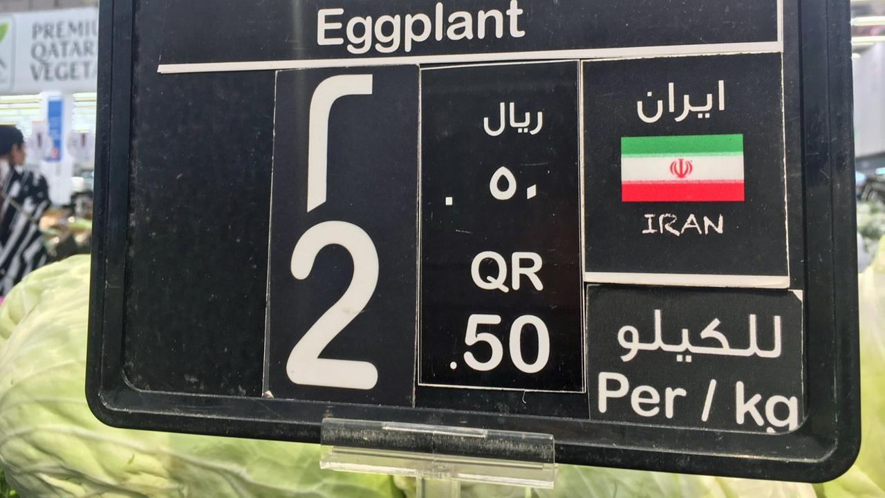 Im Supermarkt werden Auberginen aus dem Iran angeboten