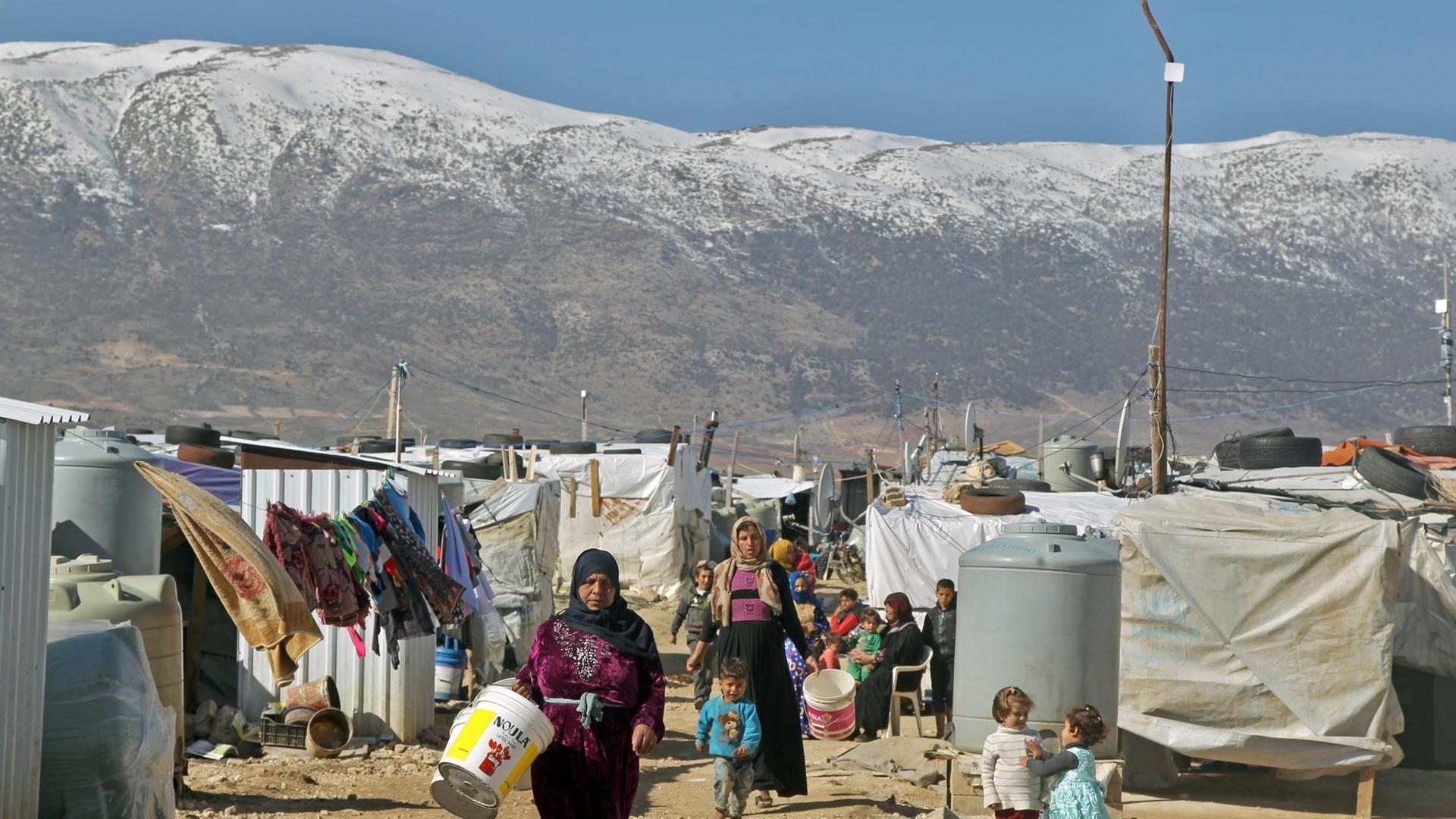 ibanon, Mardsch: Syrische Flüchtlinge gehen durch ein Flüchtlingslager in der Bekaa-Ebene.